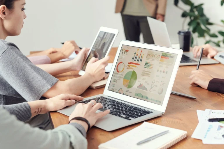 Freelance Digital Marketer In Kochi, Best digital marketing strategist in Kerala analyzing digital marketing data and campaign performance